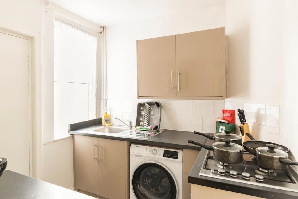 3-Bedroom Home In Liverpool L15 With Free Parking Zewnętrze zdjęcie